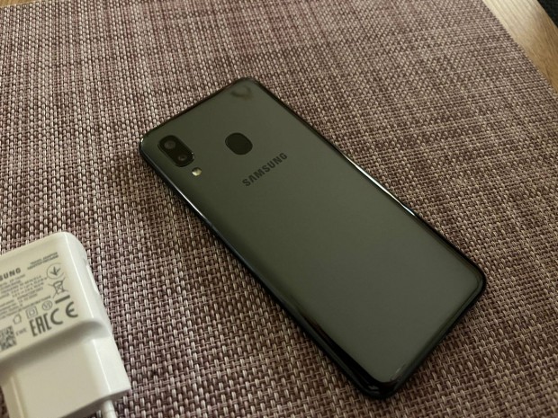 Samsung Galaxy A20e fekete krtyafggetlen telefon mobiltelefon elad