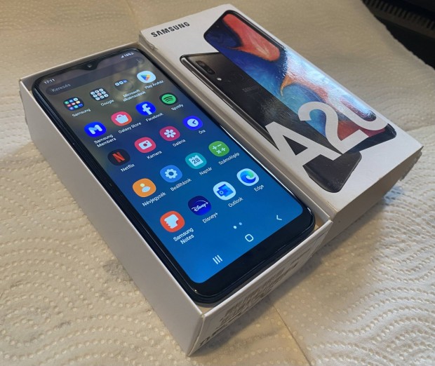 Samsung Galaxy A20e krtyafggetlen, dobozban