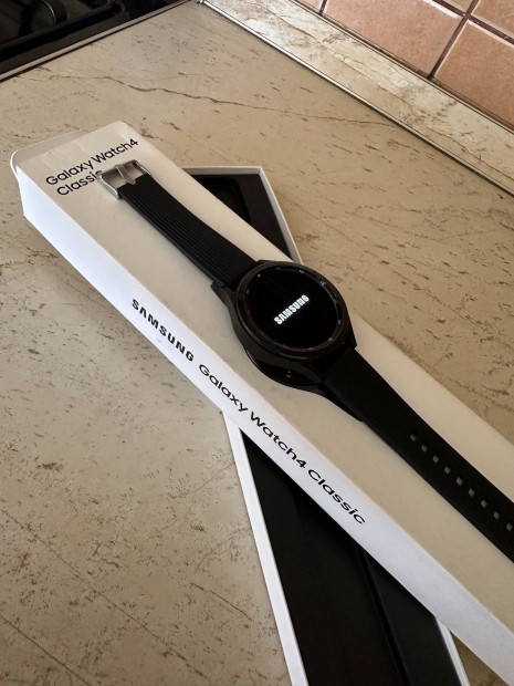 Samsung Galaxy Watch4 Classic esim 46mm fekete