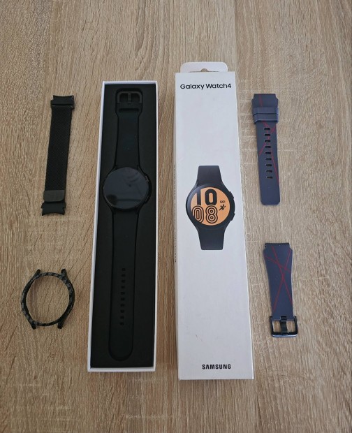 Samsung Galaxy Watch 4 44mm - Szn: Fekete