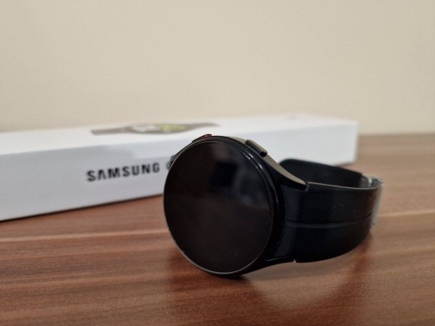 Samsung Galaxy Watch 5 44mm esim LTE + 1 v garancia + tartozkok
