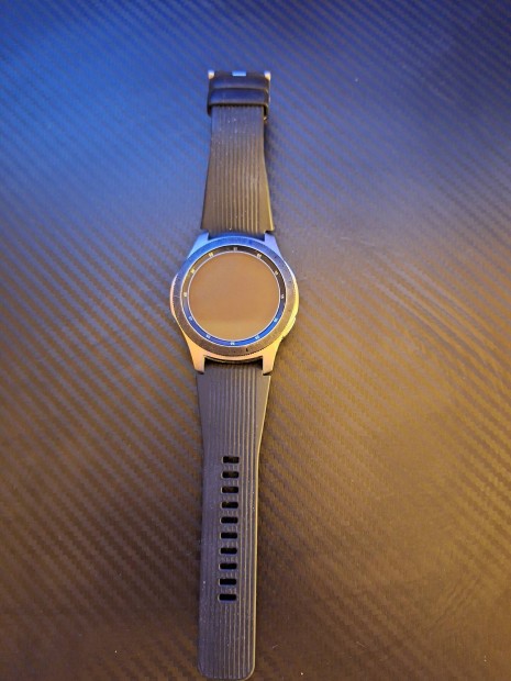 Samsung Galaxy Watch okos ra