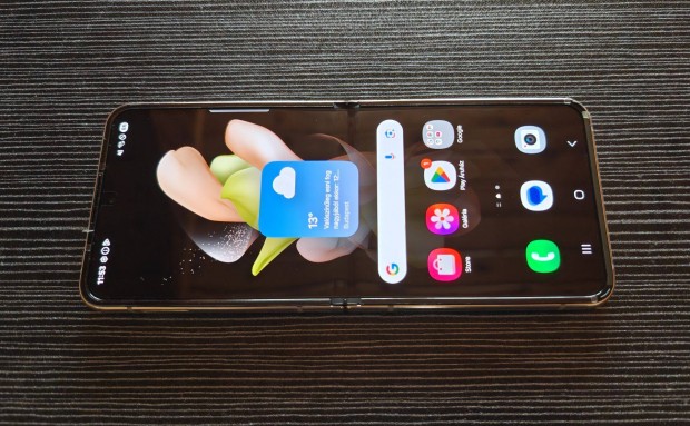 Samsung Galaxy Z Flip 4 Pink Gold