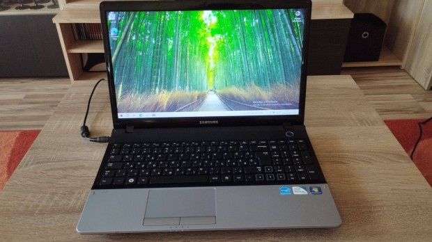 Samsung NP300E5A-A05HU laptop