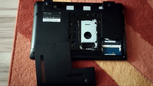 Samsung NP300 laptop Ram s HDD takar fedl