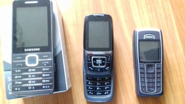Samsung Nokia telefon / 3 db