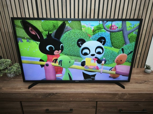 Samsung SMART Wifi 103CM LED TV.