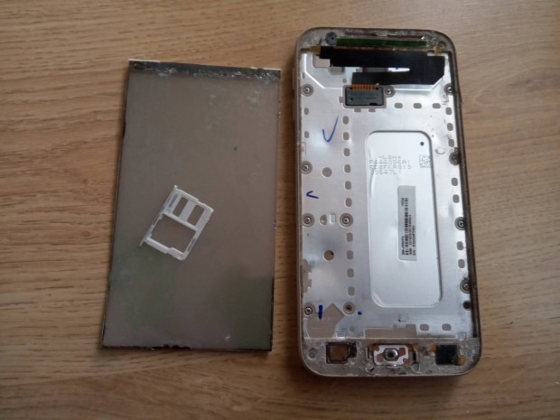 Samsung SM-J330FM Okostelefon alkatr�sznek