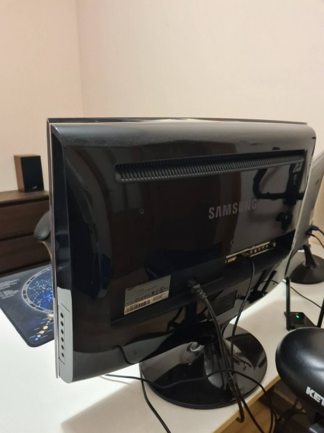 Samsung TV-Monitor elado (66 cm)