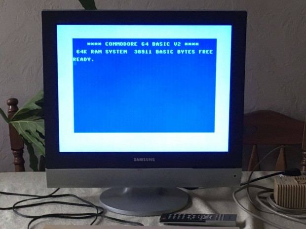 Samsung TV monitor Commodore C64-hez