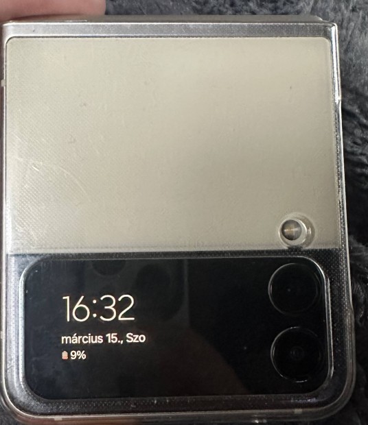 Samsung Z Flip 3 - 50.000 ft