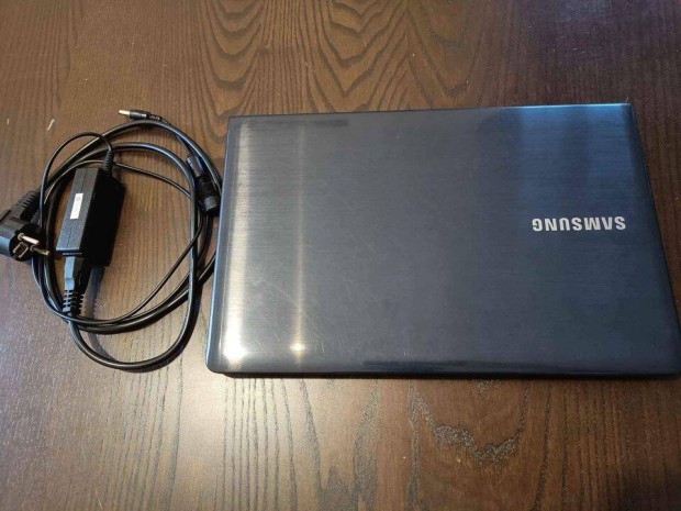 Samsung feljtott retro laptop