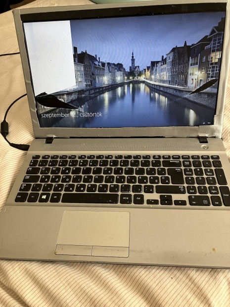 Samsung notebook alkatresznek NP270E5V