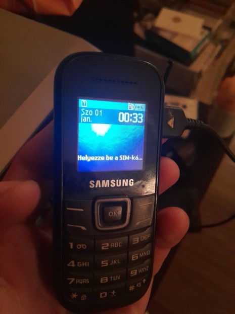 Samsung nyomgombos mobiltelefon 