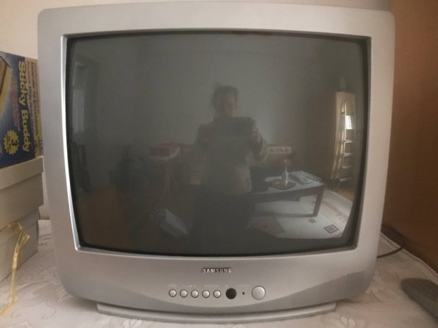 Samsung színes televízió, régi tipusú képcsöves ezüst színű