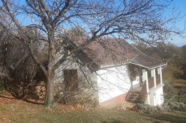 Sand-hegyen  egyed�l�ll�, idilli birtok