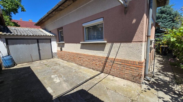 S�ndorfalva csendes, nyugodt utc�j�ban, a Brass�i utc�ban 1.163 nm-es,