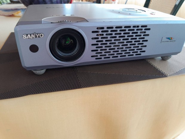 Sanyo PLC-Xu47 Projector Hibs