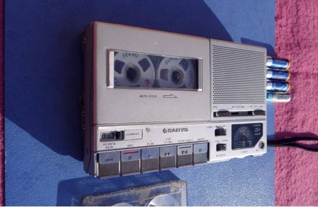 Sanyo kis rdi s magn boombox, s Grundig dinamikus asztali mikrofon