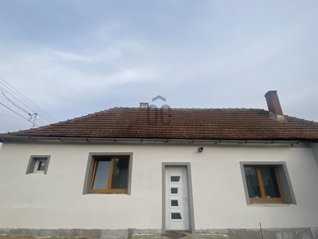 S�r�ndi csal�di h�z-�nre v�r!