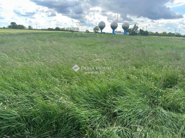 S�rbog�rdi elad� 3710 nm-es telek