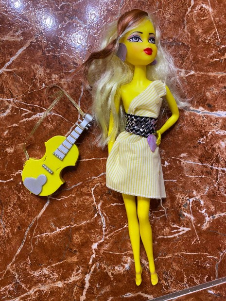 Sárga játékbaba gitárral szép állapotban