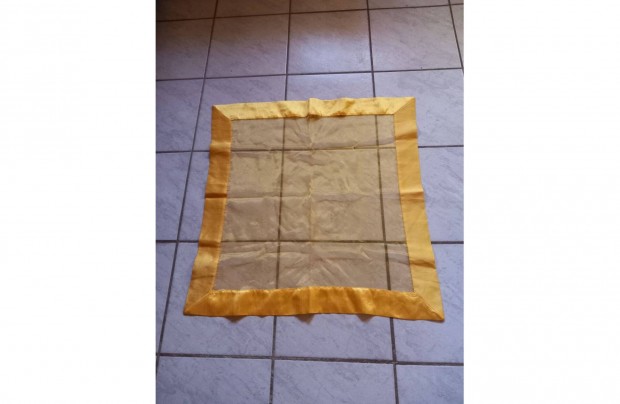Sárga selyemszélű átlátszó organza asztalterítő 78x75 cm - Új