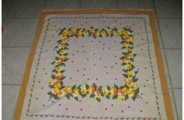 Sárga virágos asztalterítő 112 x 102 cm - Újszerű