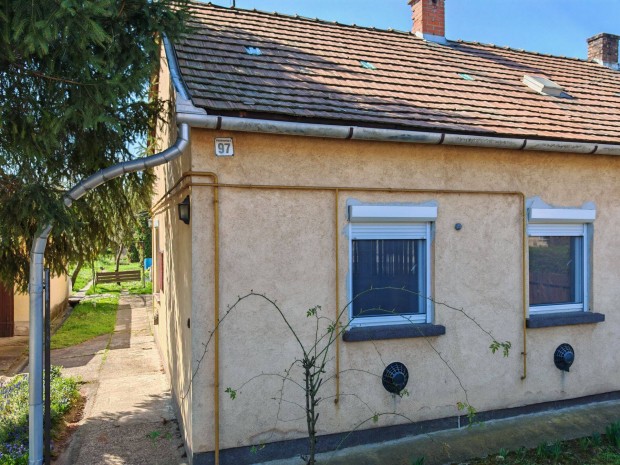 Sárisápon 90 m2 3 szobás ikerház gyorsan beköltözhető