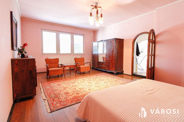 Sarkad k�zpontj�ban t�gas csal�di h�z+�zlethelyis�g