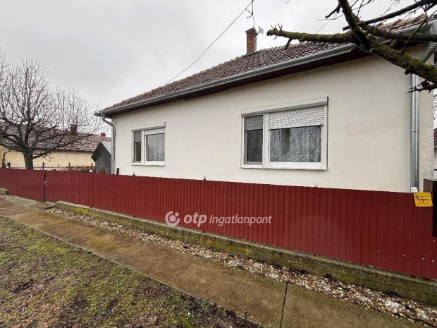 Sarkadkereszt�ri elad� 74 nm-es h�z