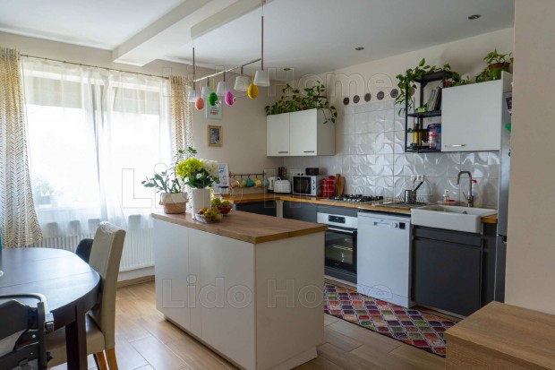 S�rmell�ken fel�j�tott csal�di h�z elad�!