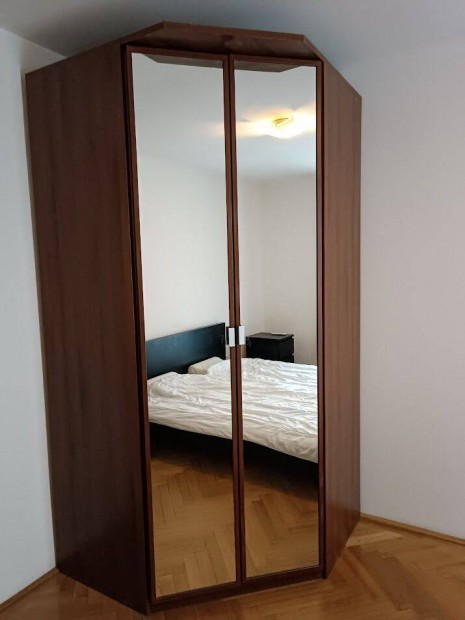 Sarok Gardrob szekrény tükörrel. Budapest VI. ker