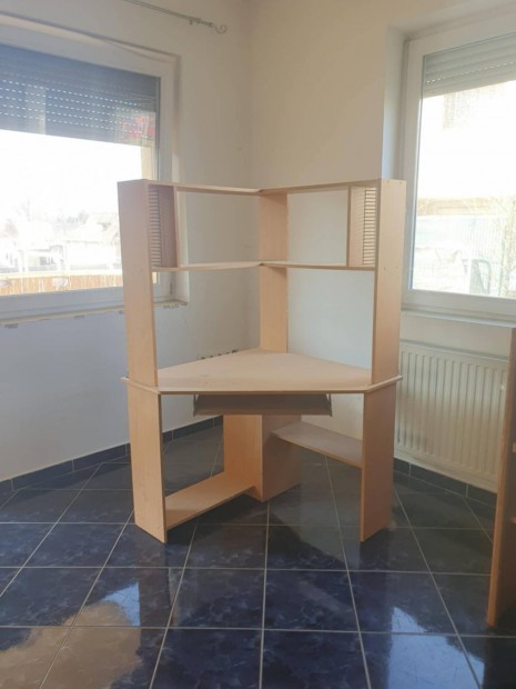 Sarok asztal fábol