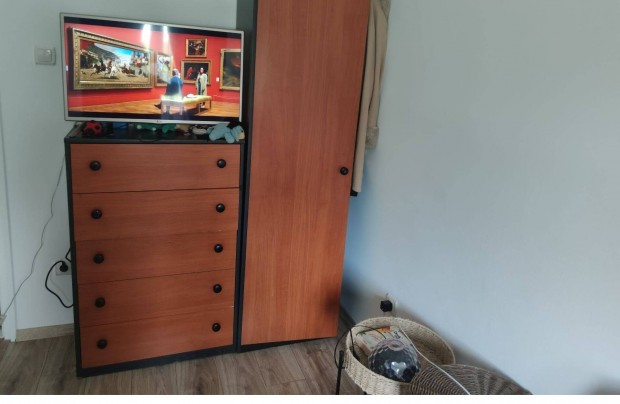 Saroküllö,ágyazható.hűtő,bútor.ebédlő asztal 2 szék