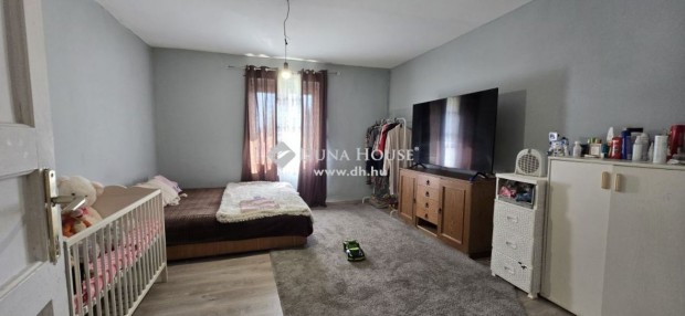 Sárosdi művelődési ház közelében. 61m2, 2 szobás.