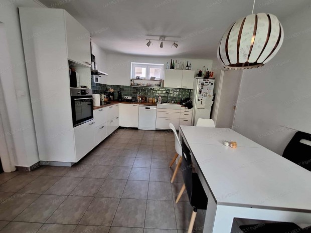 S�rospatak Ard�i r�szen, fiatalos  csal�di h�z k�zvetlen�l  a Bodrog