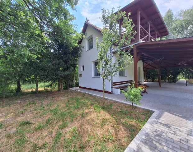 S�rospatak csendes k�lter�let�n egy helyes kis h�z elad�.