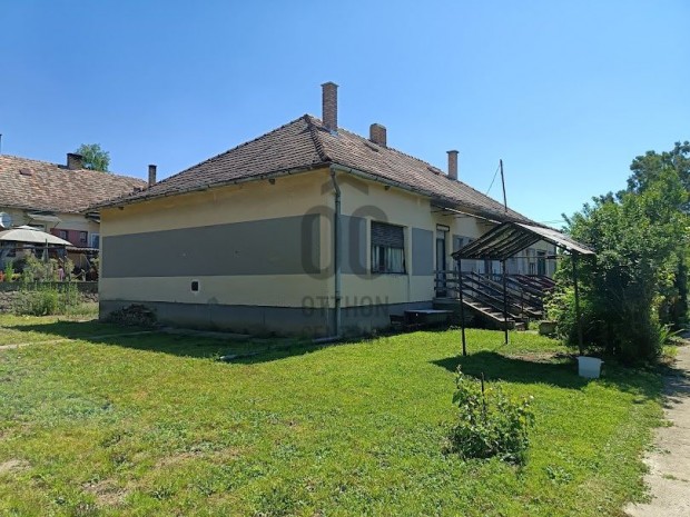Sárszentlőrinci eladó tégla ikerház