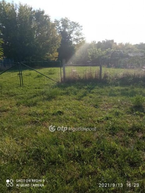 S�rszentmih�lyi elad� 3700 nm-es telek