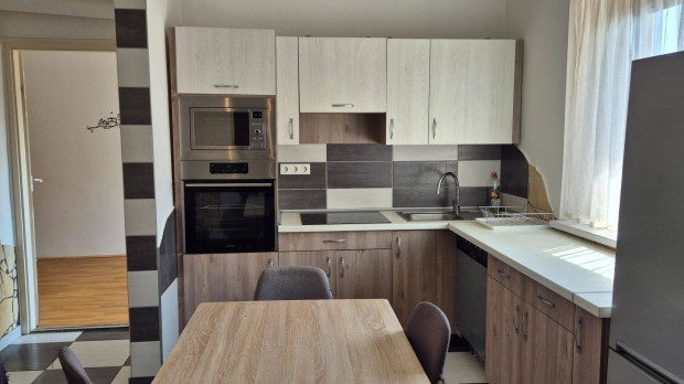 S�rv�r a v�r k�zvetlen k�zel�ben elad� lak�s