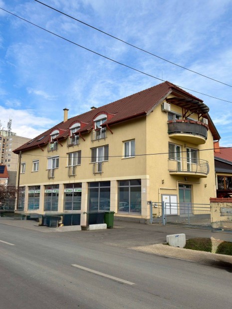 S�rv�r belv�ros�ban, nagyszer� �llapot� lak�s elad�