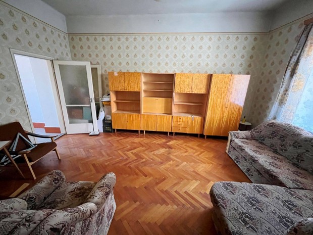 S�rv�r k�zpontj�ban I. emeleti lak�s elad�!