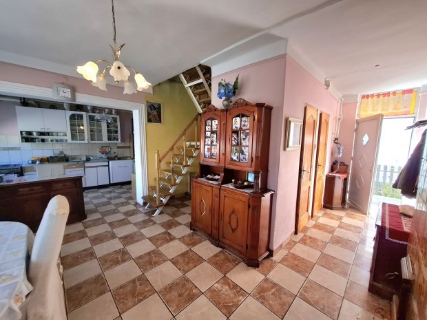 S�rv�ron csal�di h�z elad�