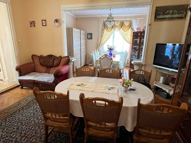 S�rv�ron nappali+ 3 szob�s lak�s gar�zsokkal elad�!