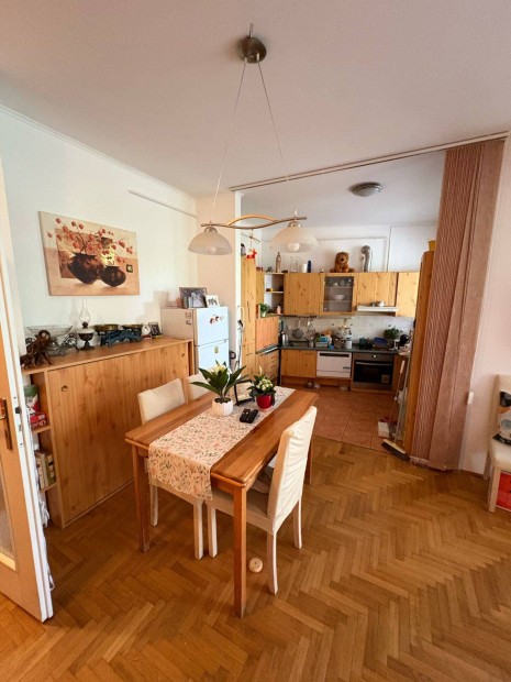 Sasadon, kertes lakás, tulajdonostól, kiváló helyen !