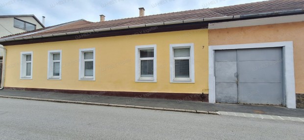 S�toralja�jhely belv�ros�ban  fel�j�tand�, utcafronti, 3 szob�s