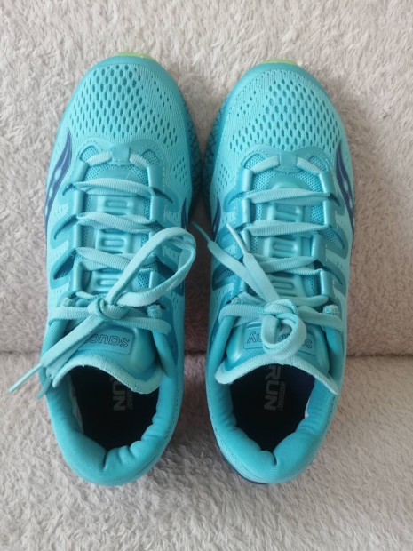 Saucony profi futócipő újszerű állapotú 40, de inkább 39-es méretű.