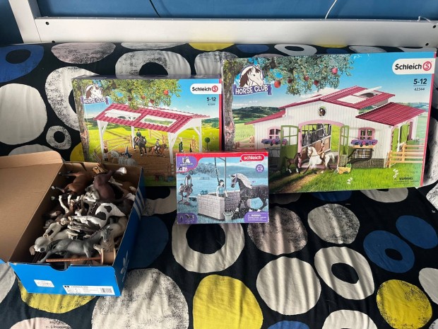 Schleich lovardás készletek +lovak