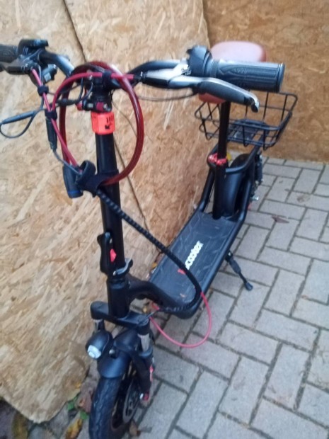 Scooter i 12 elektromos roller